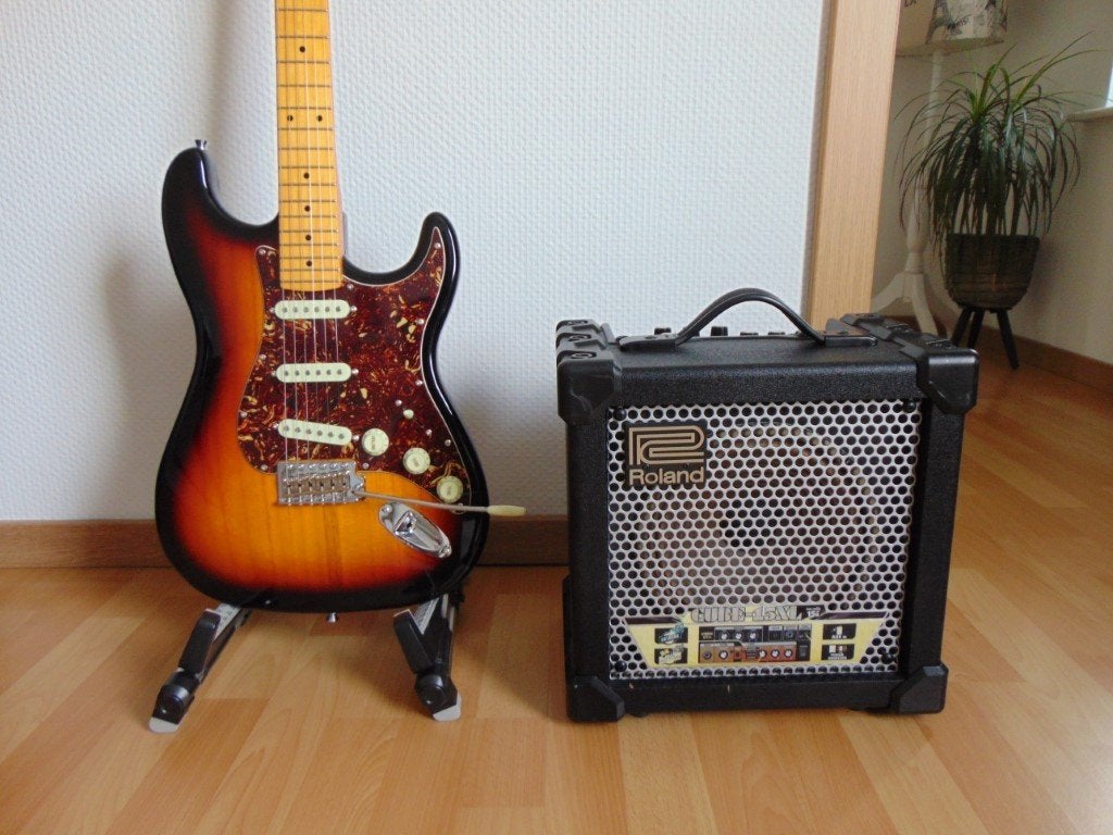 Eko Gitaar Stratocaster | ST-401 + AMP Roland Cube 15 XL ., Musique & Instruments, Enlèvement, Neuf, Électrique, 6 cordes