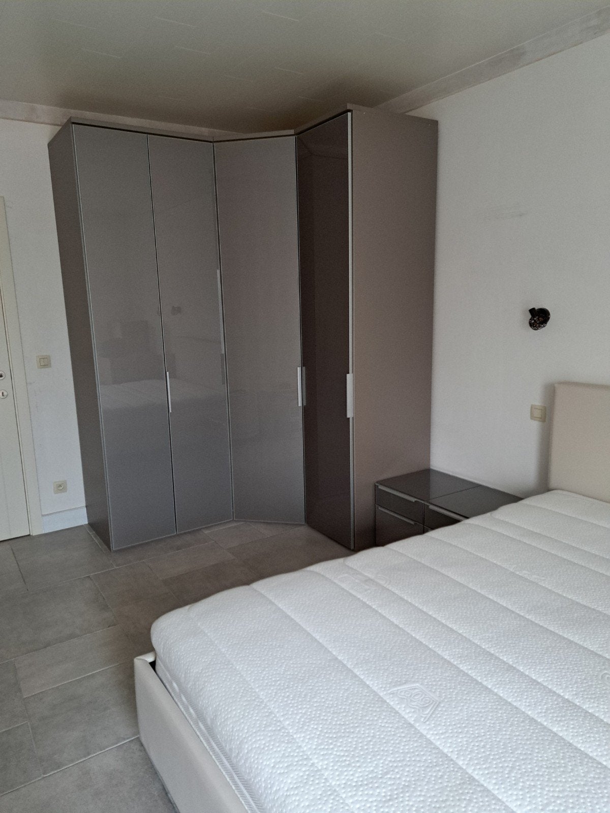 Kwalitatieve slaapkamer/kast glas/bed kunstleder Nieuw 5000€, Ophalen, Tweepersoons, Zo goed als nieuw, Matras