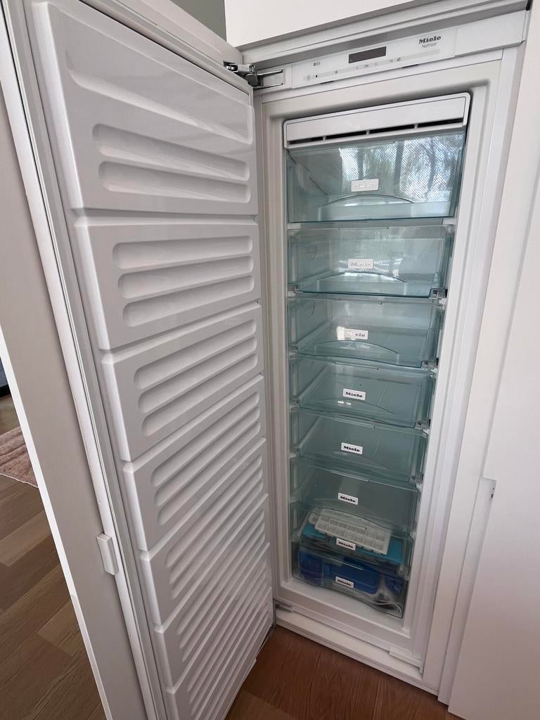 Pieces detachées congelateur MIELE FNS 37402i, Enlèvement, Comme neuf, Encastré, Congélateur