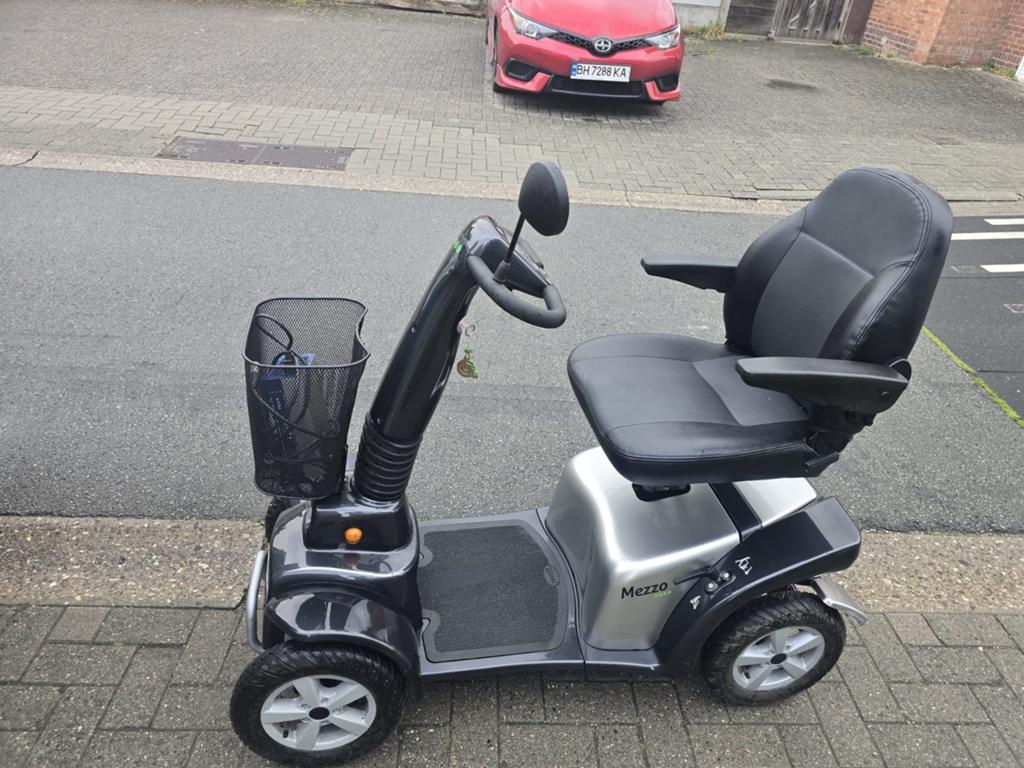Scootmobiel mezzo 4 ... 4 jaar oud en  nieuw accu !, Diversen, Brommobielen en Scootmobielen, Ophalen