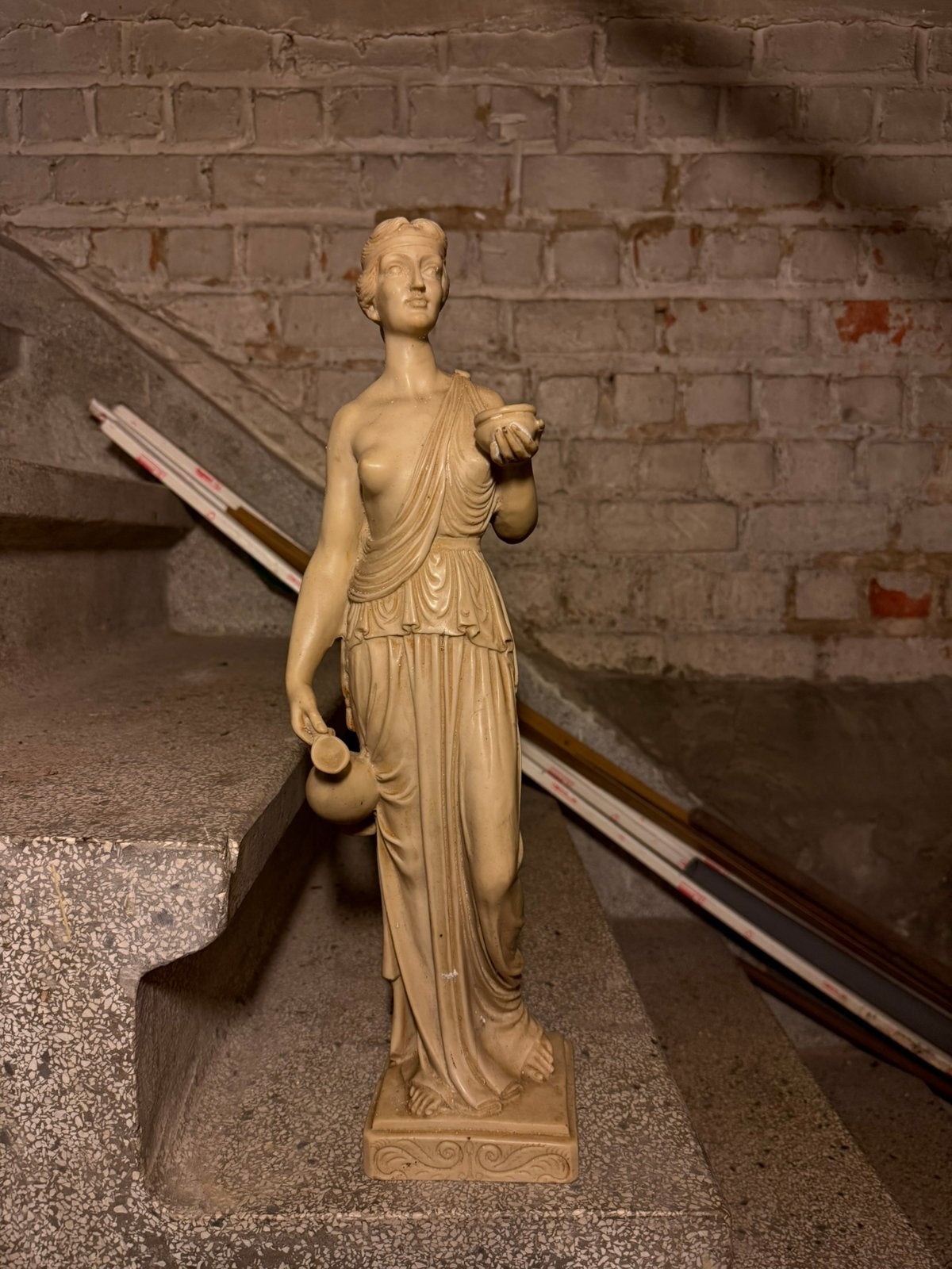 Statue de femme grecque, Enlèvement