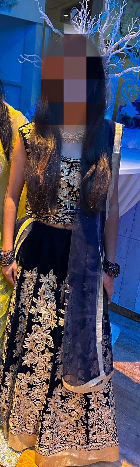 Donkerblauwe fluwelen lehenga met gouden borduursels, Enlèvement ou Envoi, Comme neuf