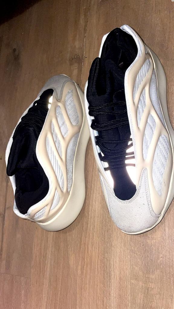Adidas Yeezy 700 V3 – maat 43 (EU), Enlèvement ou Envoi, Comme neuf, Chaussures