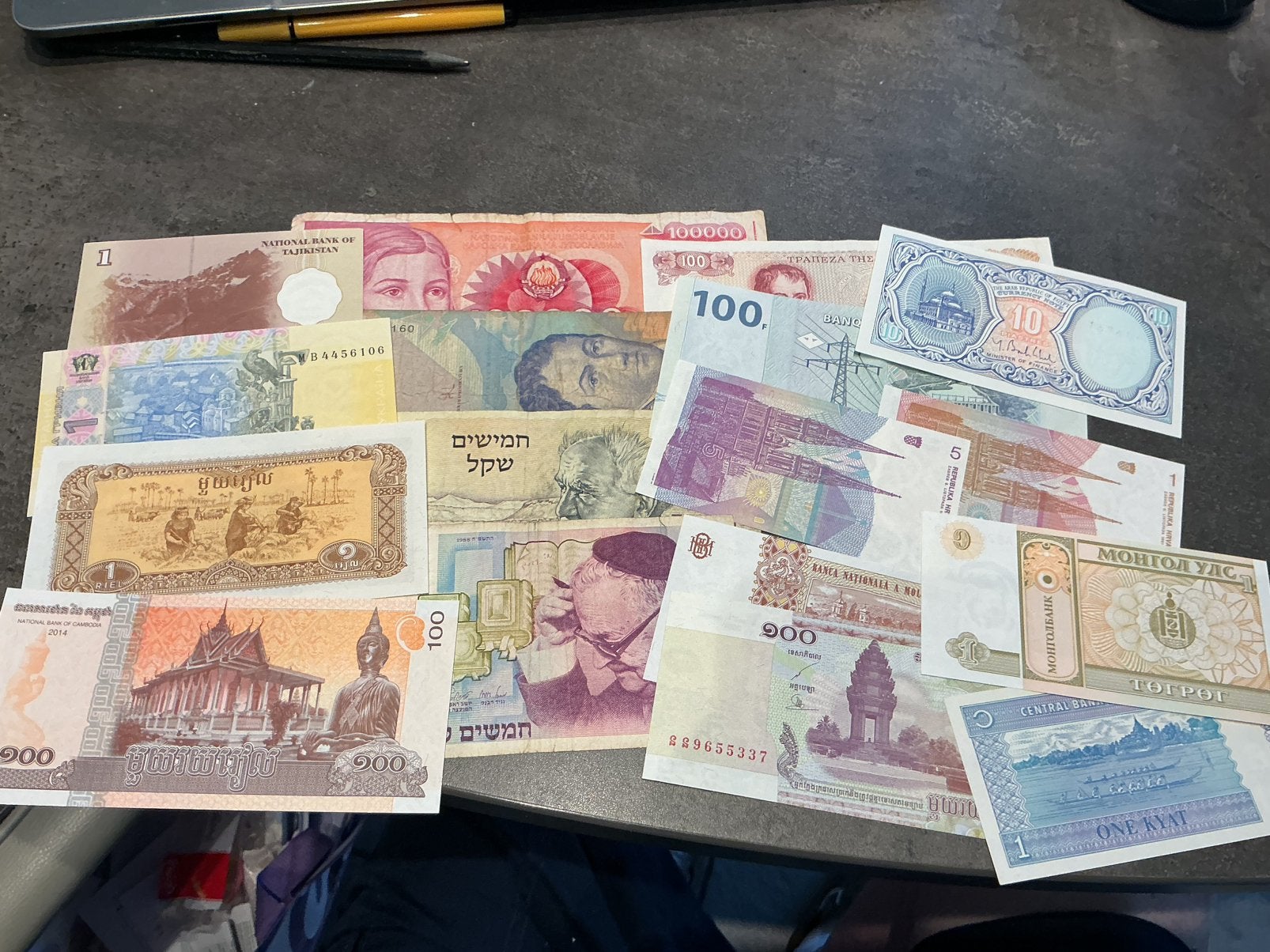 17 billets de banque différents dans le monde, Enlèvement ou Envoi, Comme neuf