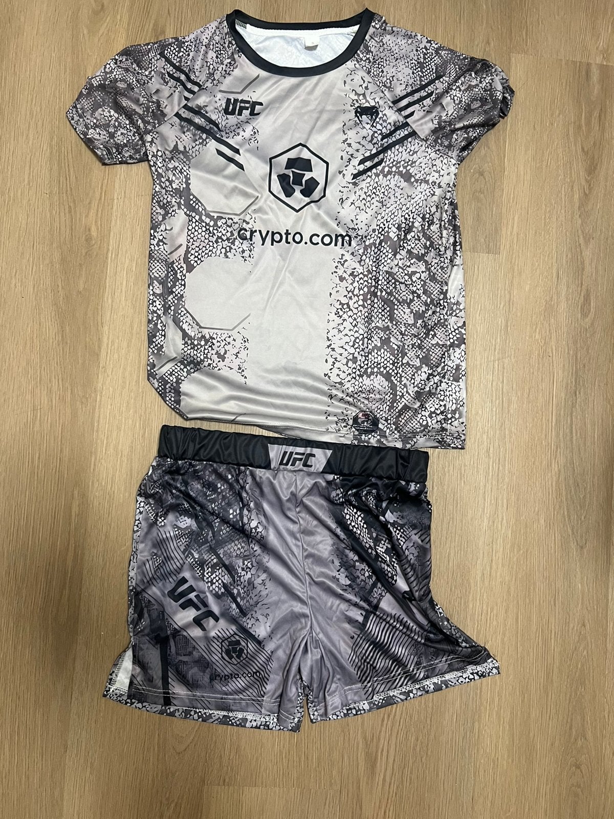 UFC setje, Sport en Fitness, Vechtsporten en Zelfverdediging, Maat XS of kleiner, Ophalen of Verzenden, Zo goed als nieuw, Vechtsportkleding