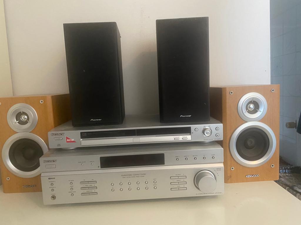 Stereo, amplificateur, radio et lecteur CD, avec 4 boîtiers, Enlèvement ou Envoi, Haut-parleurs, Comme neuf, Composants en vrac