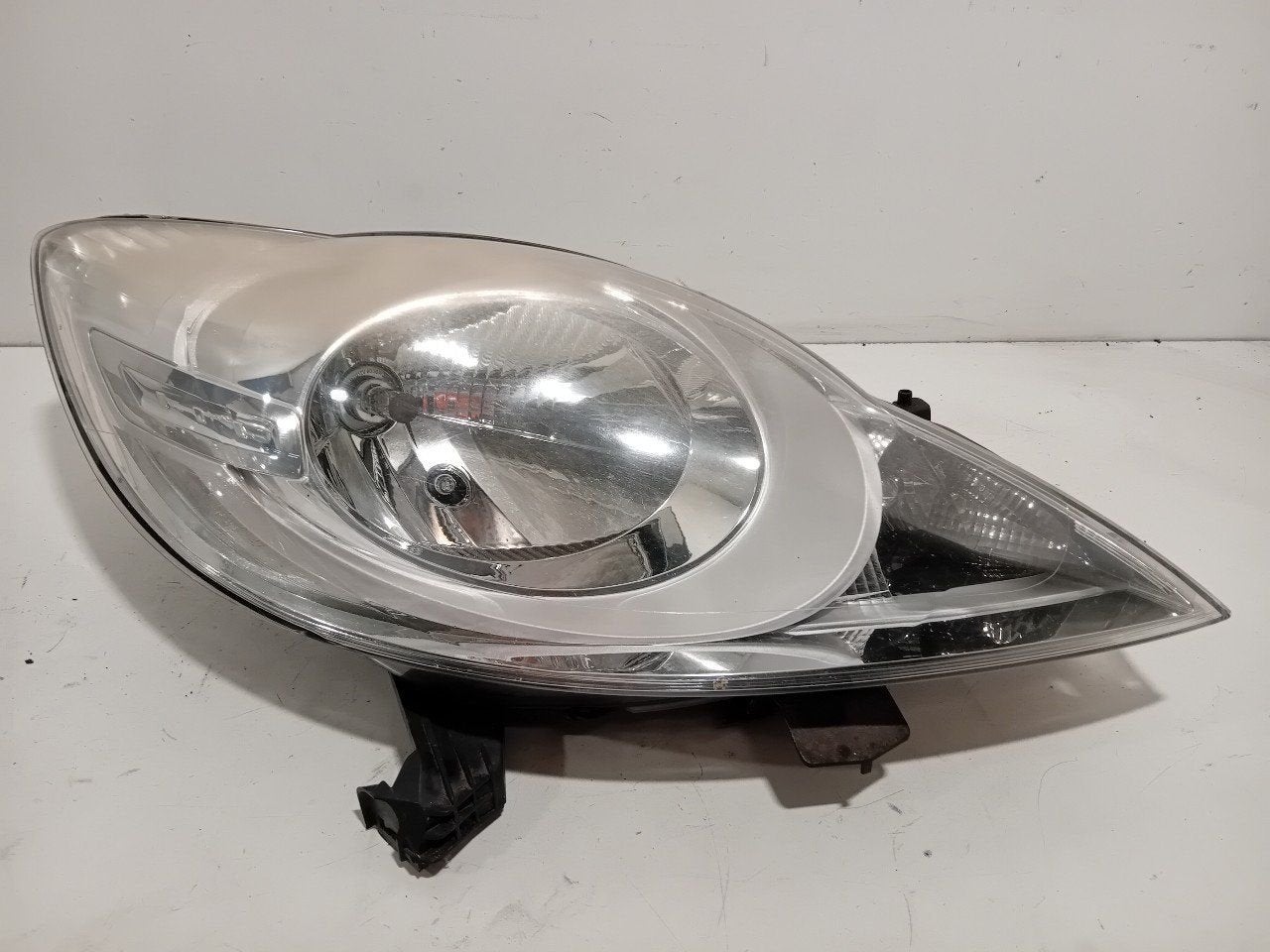 Koplamp rechts Peugeot 107, Onderdelen@venauto.nl, Van der Ven Autorecycling B.V., Citroën, Ettenseweg 76, 4706 PB Roosendaal, The Netherlands