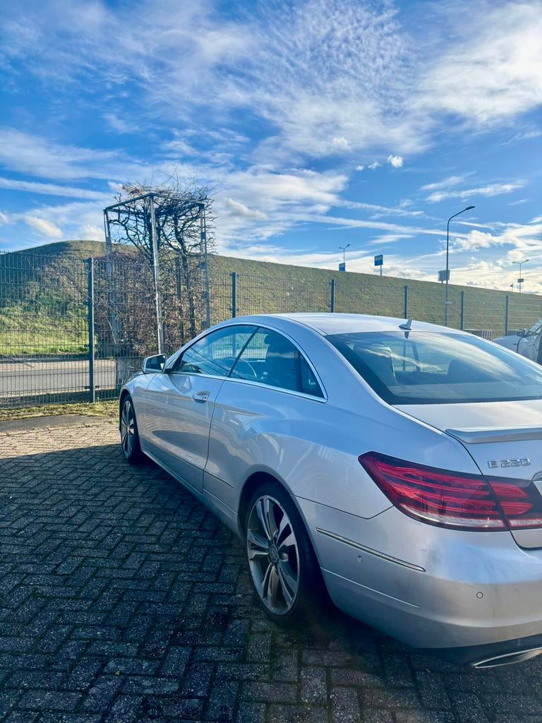 Mercedes E220 Coupé AUT 2015 FULL OPTION Dealer Onderhoude, Autos, Argent ou Gris, Achat, Euro 6, Carnet d'entretien