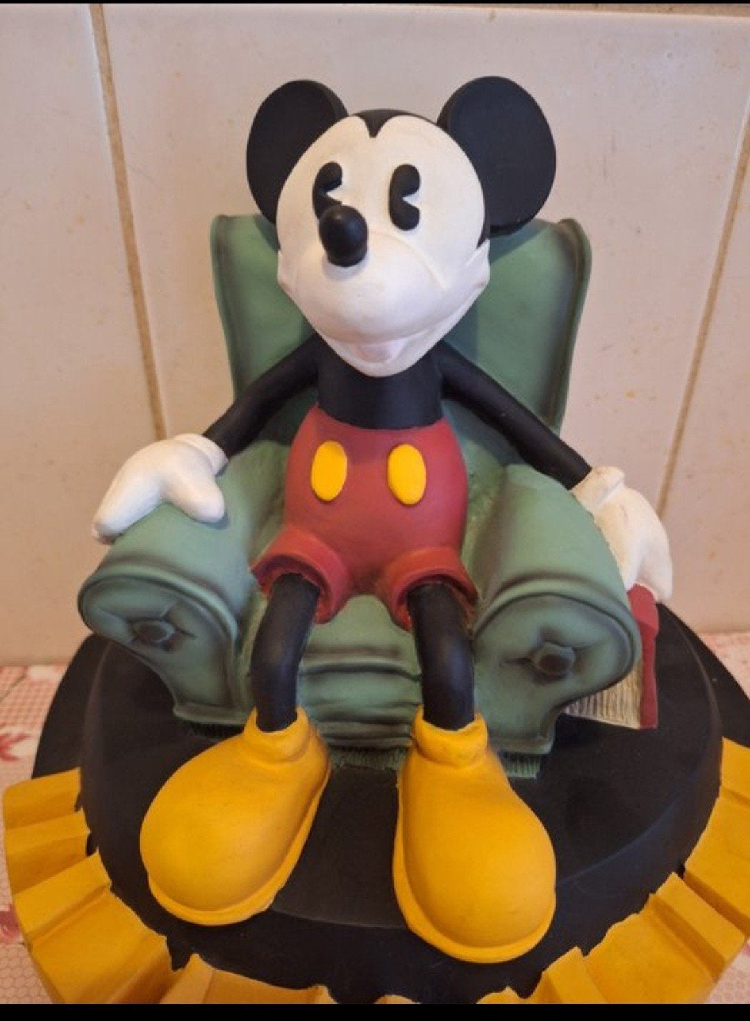 Vintage Disney Mickey Mouse assis avec un livre à la main, Enlèvement ou Envoi, Mickey Mouse, Comme neuf, Statue ou Figurine