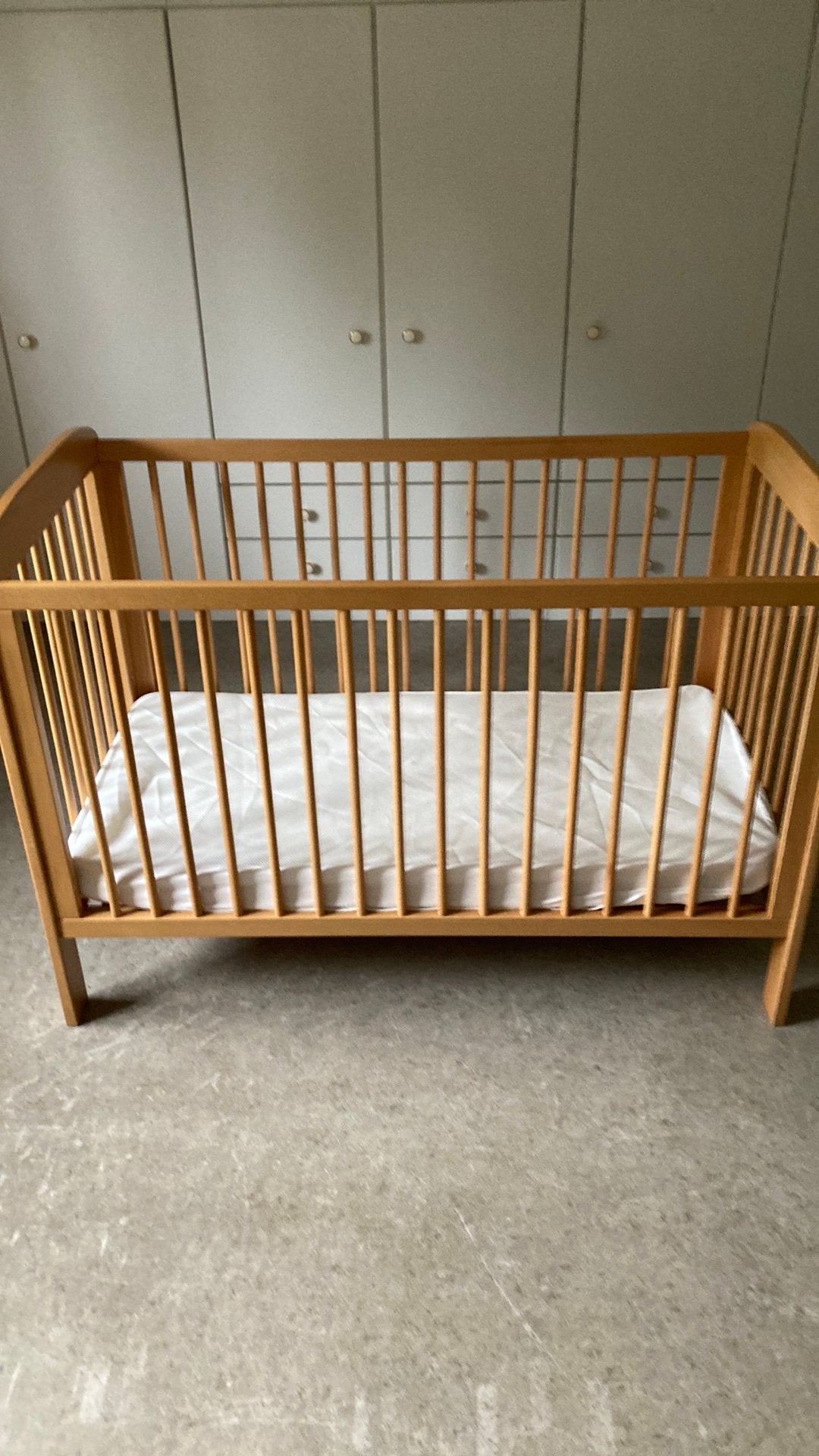 Baby bedje met matrasje - matrasbeschermers en 4 onderlakens, Ophalen, Zo goed als nieuw, Overige typen