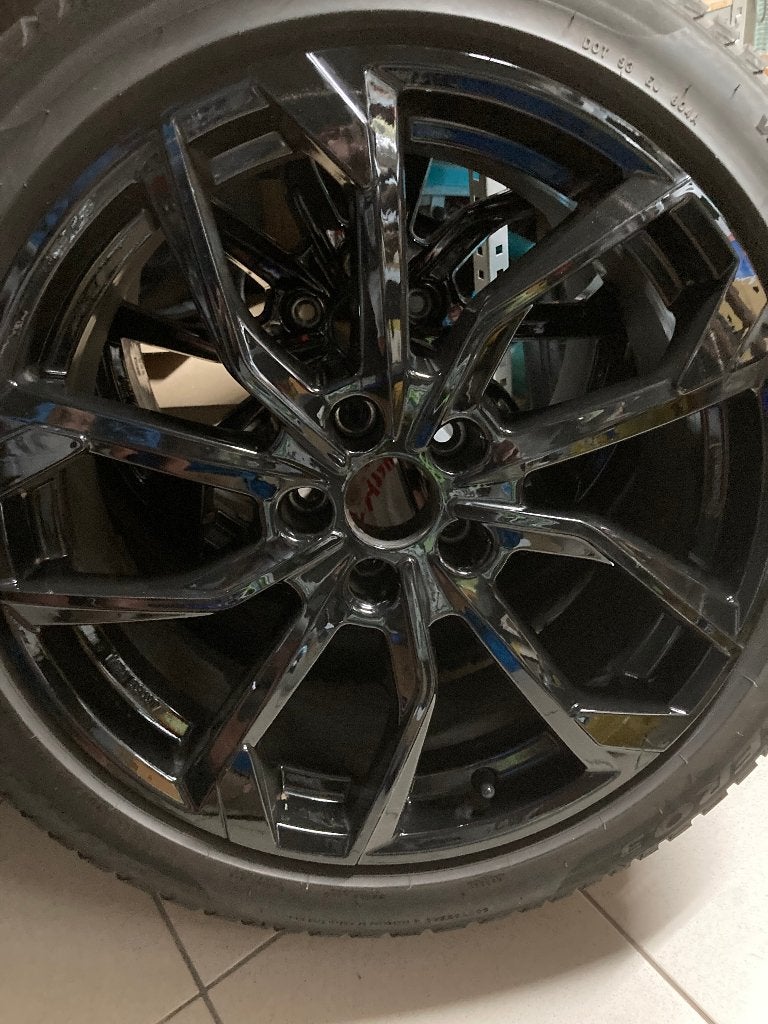 Set 4 Pirelli winterbanden op zwarte velgen van RC design, Auto-onderdelen, Banden en Velgen, Gebruikt, Banden en Velgen, Personenwagen