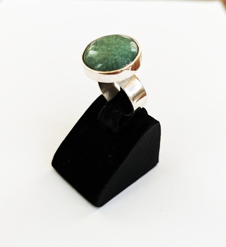 Zilveren ring met een grote ronde chrysopraas, Handtassen en Accessoires, Ringen, 18 tot 19, Verzenden, Nieuw, Met edelsteen