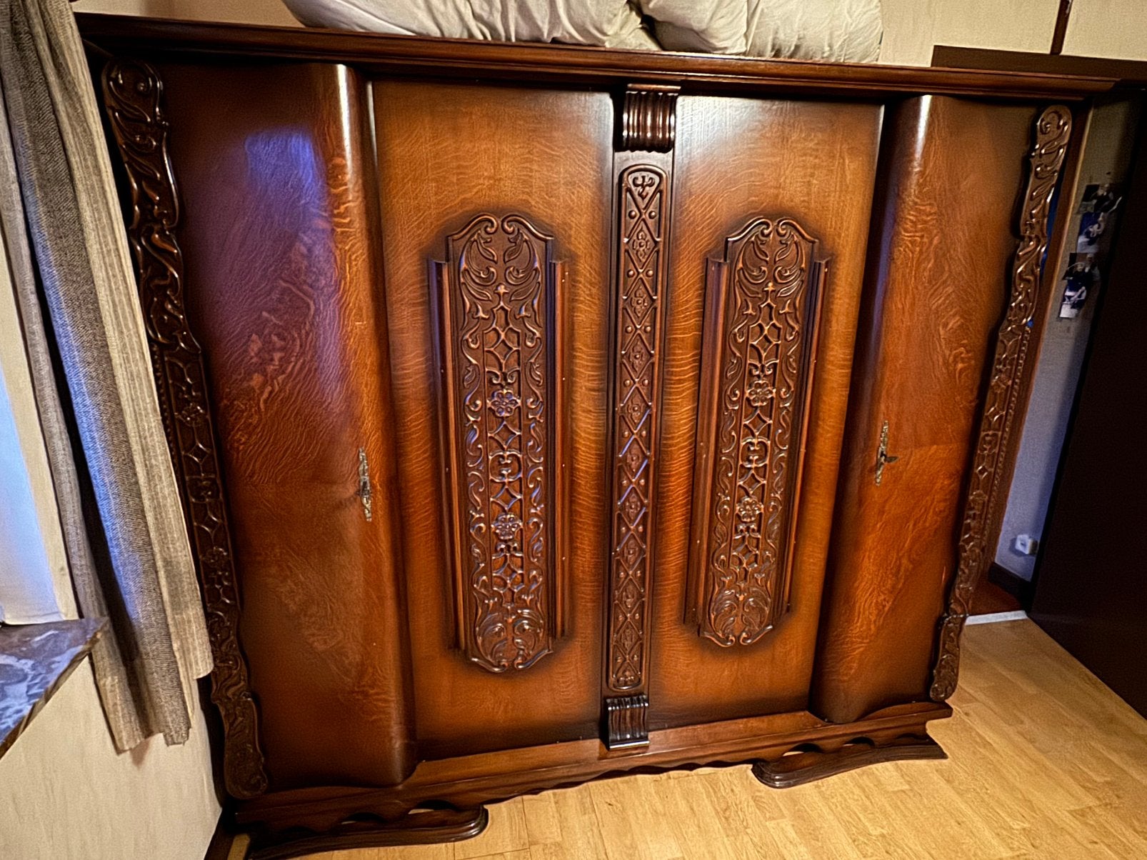 Houten kleerkast met houtsnijwerk – grote 4-deurs kast, Antiek en Kunst, Ophalen
