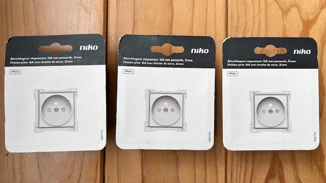 3 enjoliveur Niko prise + broche de terre blanc 21mm, Bricolage & Construction, Électricité & Câbles, Neuf, Autres marques, Enlèvement ou Envoi