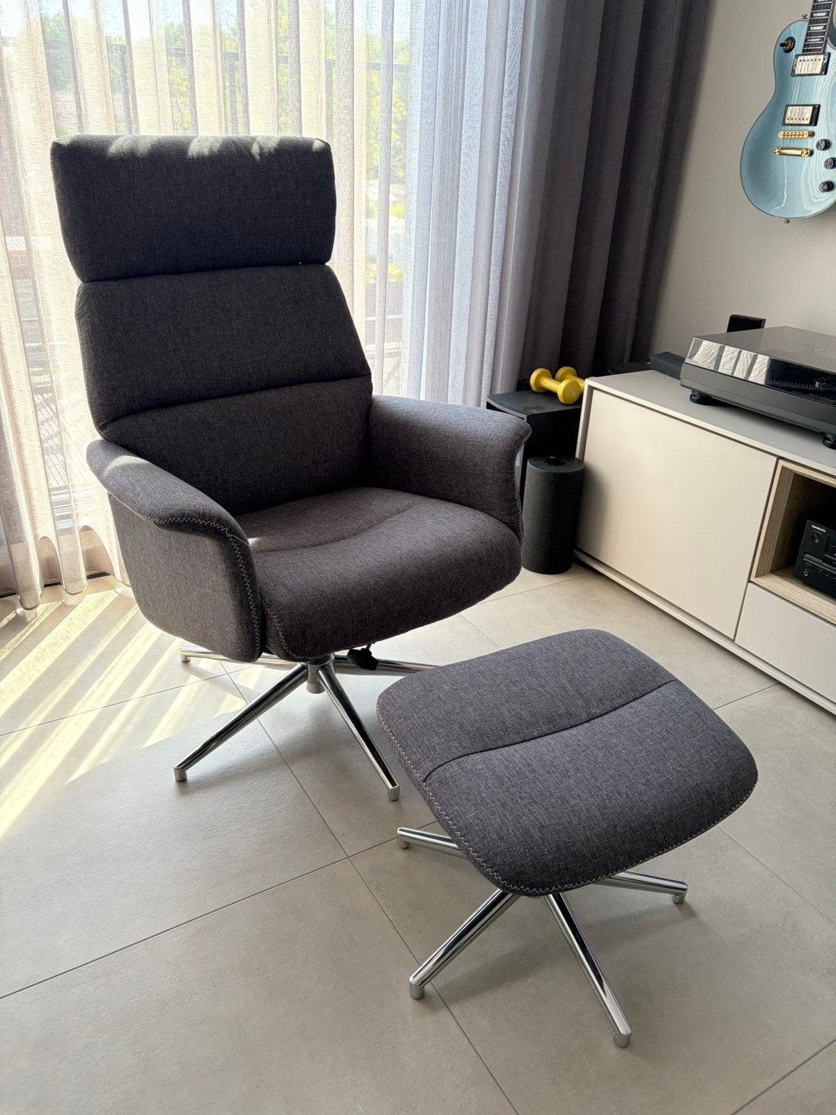 Moderne grijze draaifauteuil met voetenbank (Deba Meubelen), Huis en Inrichting, Ophalen, Zo goed als nieuw, Stof, Modern