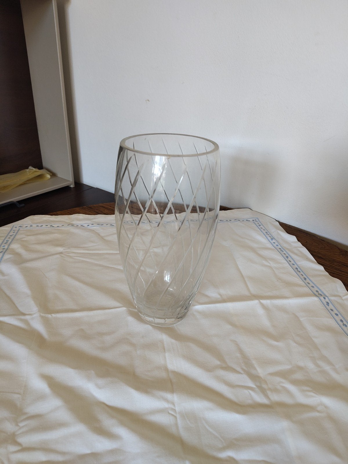 💎 Grote glazen vaas van geslepen glas (26 cm), spiralen/bre, Antiek en Kunst, Antiek | Glaswerk en Kristal, Ophalen