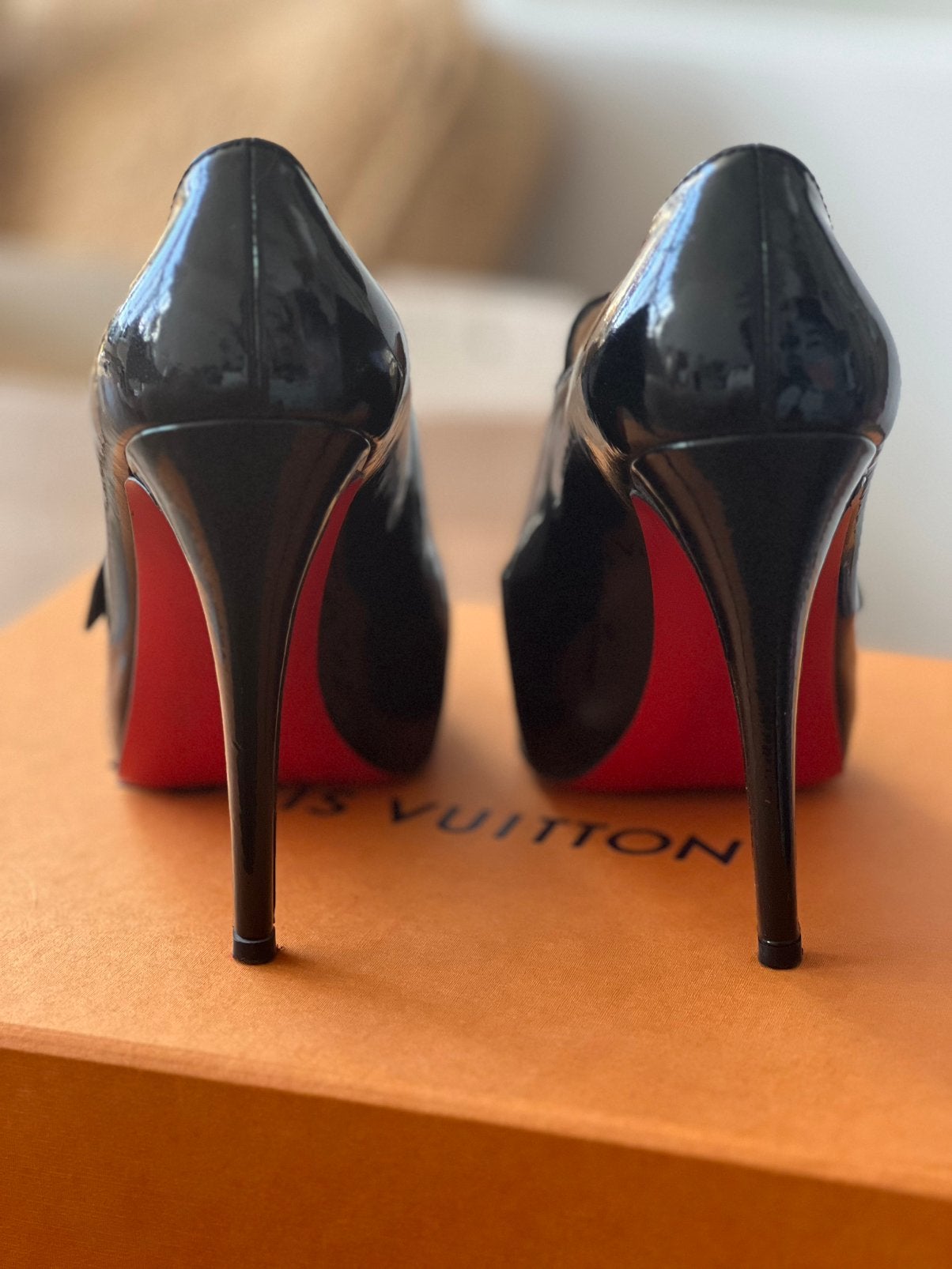 Louboutin taille 37,5, Enlèvement ou Envoi, Escarpins, Porté, Noir