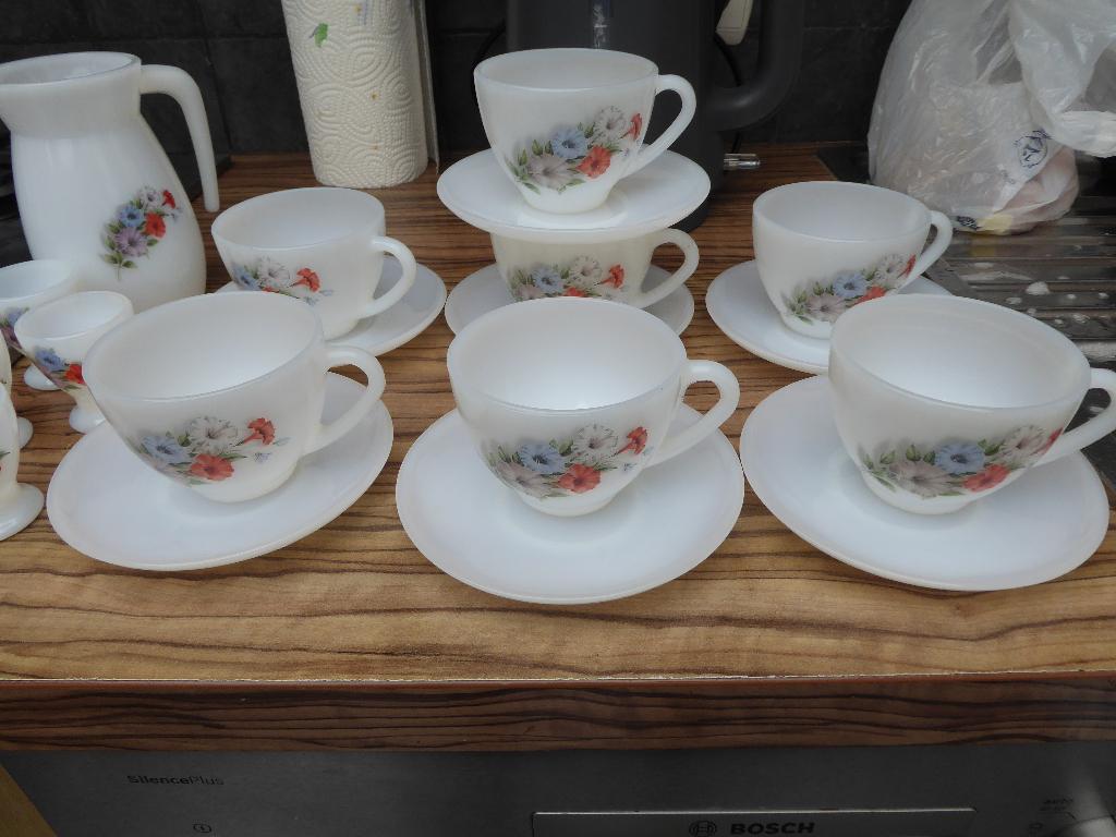 arcopal france  tasses s/tasses ,coquetiers , pot a lait, Maison & Meubles, Enlèvement ou Envoi, Comme neuf, Verre, Autres styles