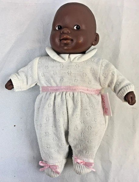 Corolle Baby Doll Dark Skin White Pack de nœuds papillon vin, Enfants & Bébés, Envoi, Comme neuf, Baby Pop