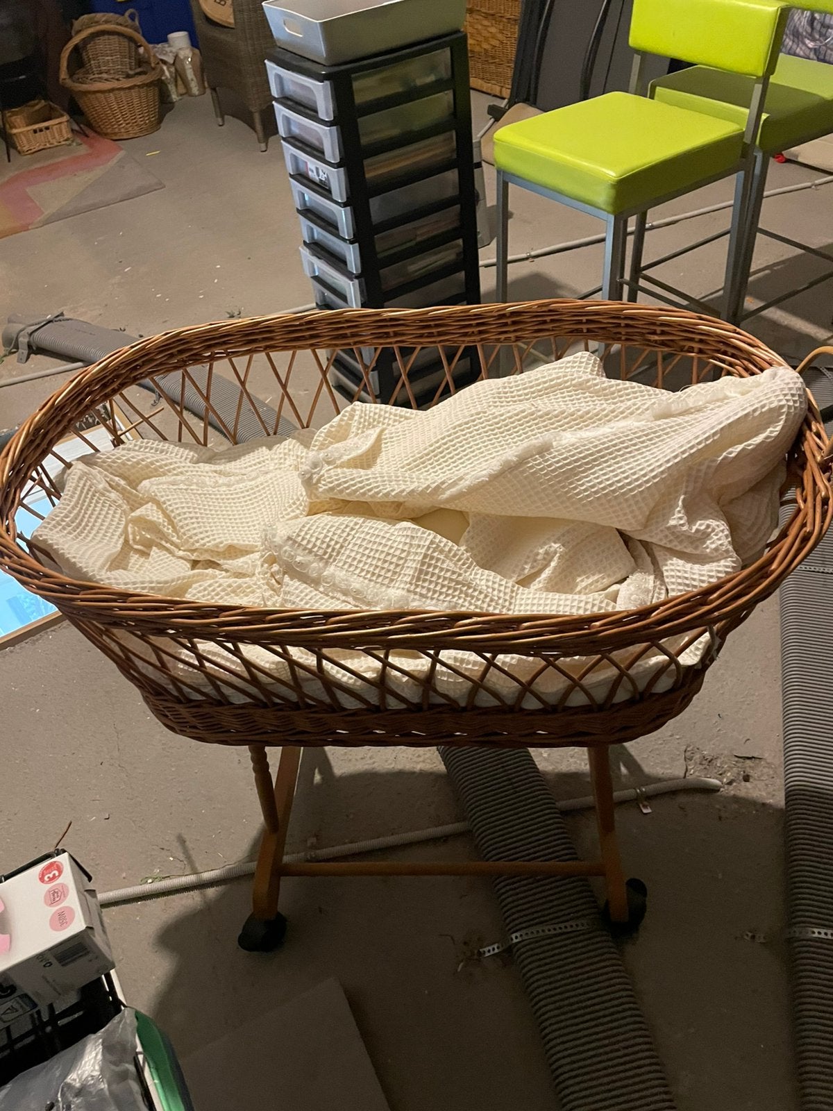 Rieten wiegje op wieltjes met toebehoren te koop, Ophalen, Zo goed als nieuw