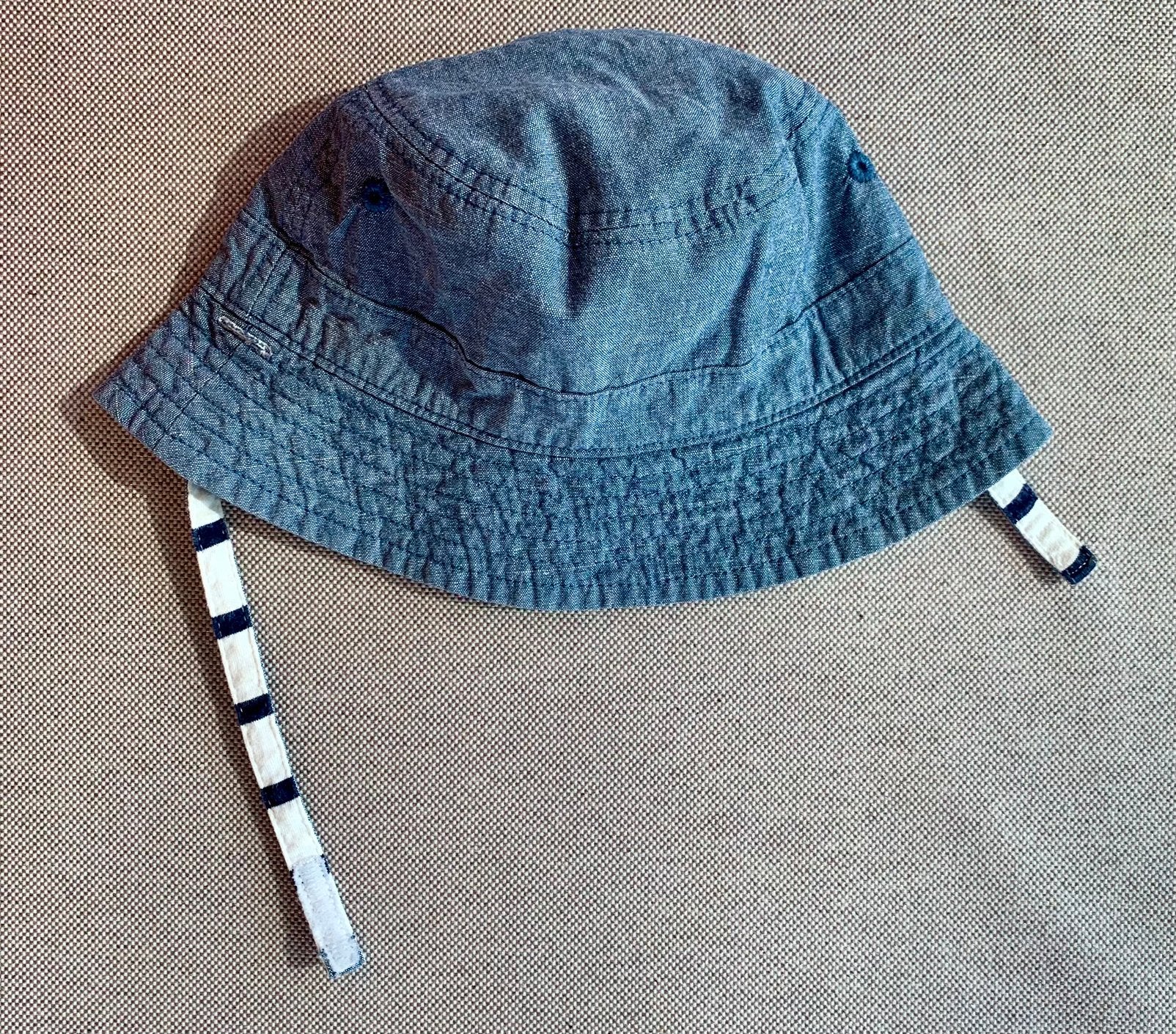 Omkeerbaar zonnehoedje van GAP – 6-12 maanden, Kinderen en Baby's, Babykleding | Petten en Hoeden, Zo goed als nieuw, Jongetje of Meisje