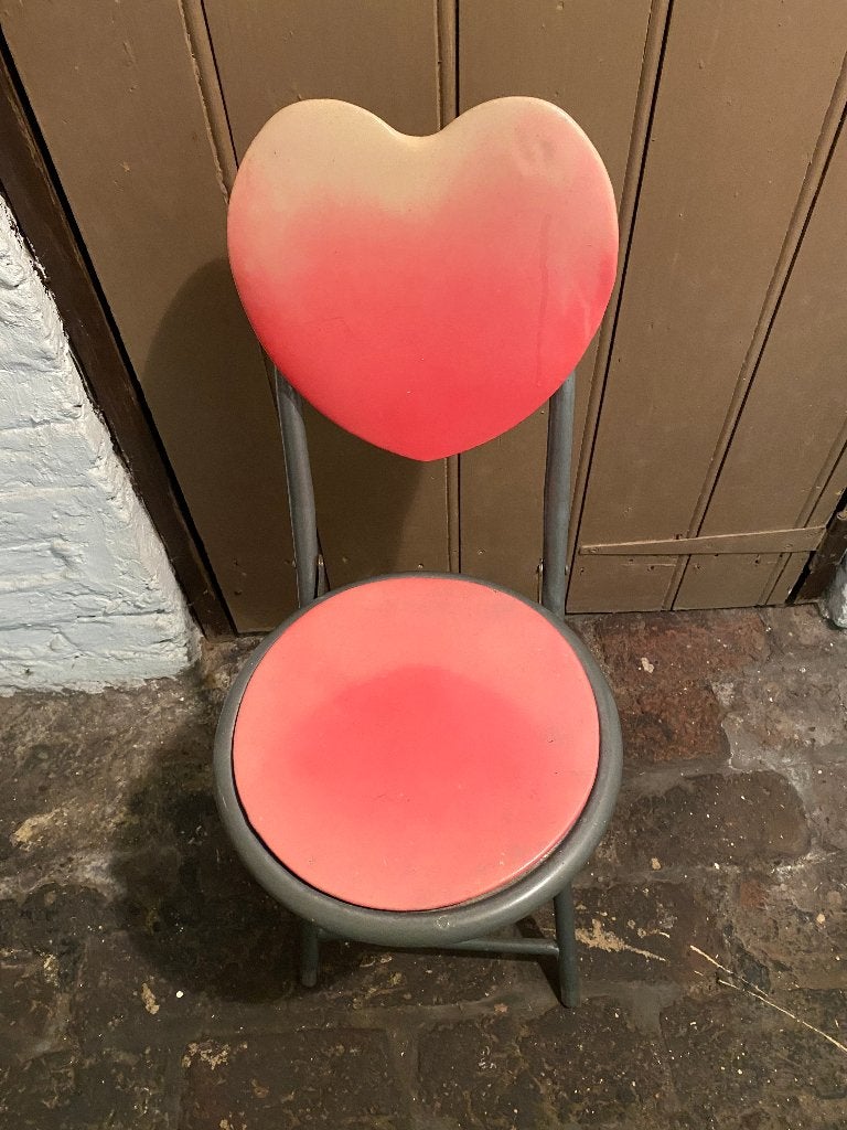 Chaise vintage dossier cœur rose pliable, Maison & Meubles, Autres couleurs, Enlèvement, Utilisé, Une