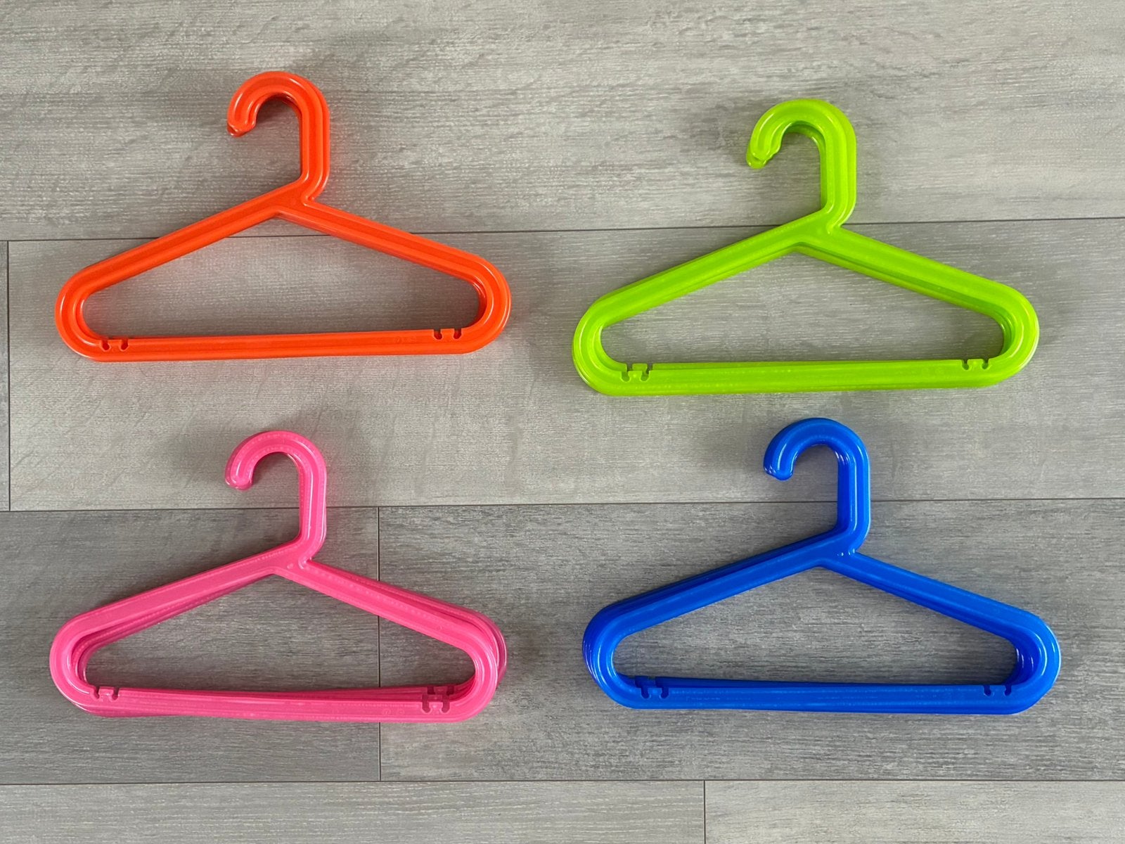 20 kinderkapstokken: gekleurde plastiek, Vêtements | Femmes, Cintres, Enlèvement, Comme neuf, Plastique, Enfants