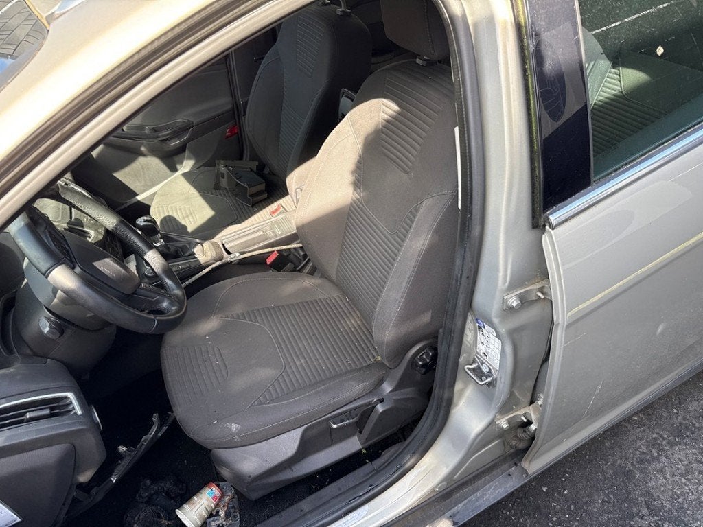 STOEL LINKS VOOR Ford Focus 3 Wagon (01-2010/02-2020), Auto-onderdelen, Gebruikt, Henry-Ford-Straße  1
50735  Köln, DE, Ford-Werke GmbH