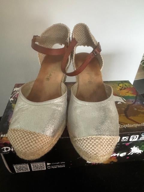 zilveren espadrilles met sleehak Dino maat 38, Kleding | Dames, Ophalen of Verzenden, Overige kleuren, Espadrilles