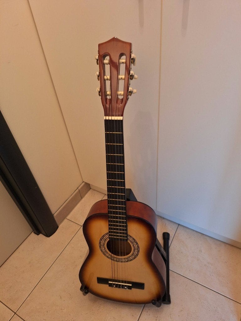 akoestische gitaar met staander en boek "Leer gitaar spelen", Ophalen, Zo goed als nieuw, Klassieke of Spaanse gitaar