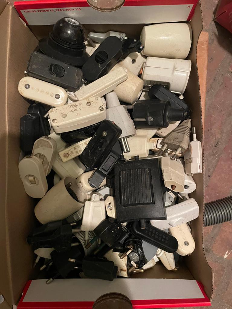 Lot oude stekkers en schakelaars, Doe-het-zelf en Bouw, Elektriciteit en Kabels, Ophalen of Verzenden, Zo goed als nieuw