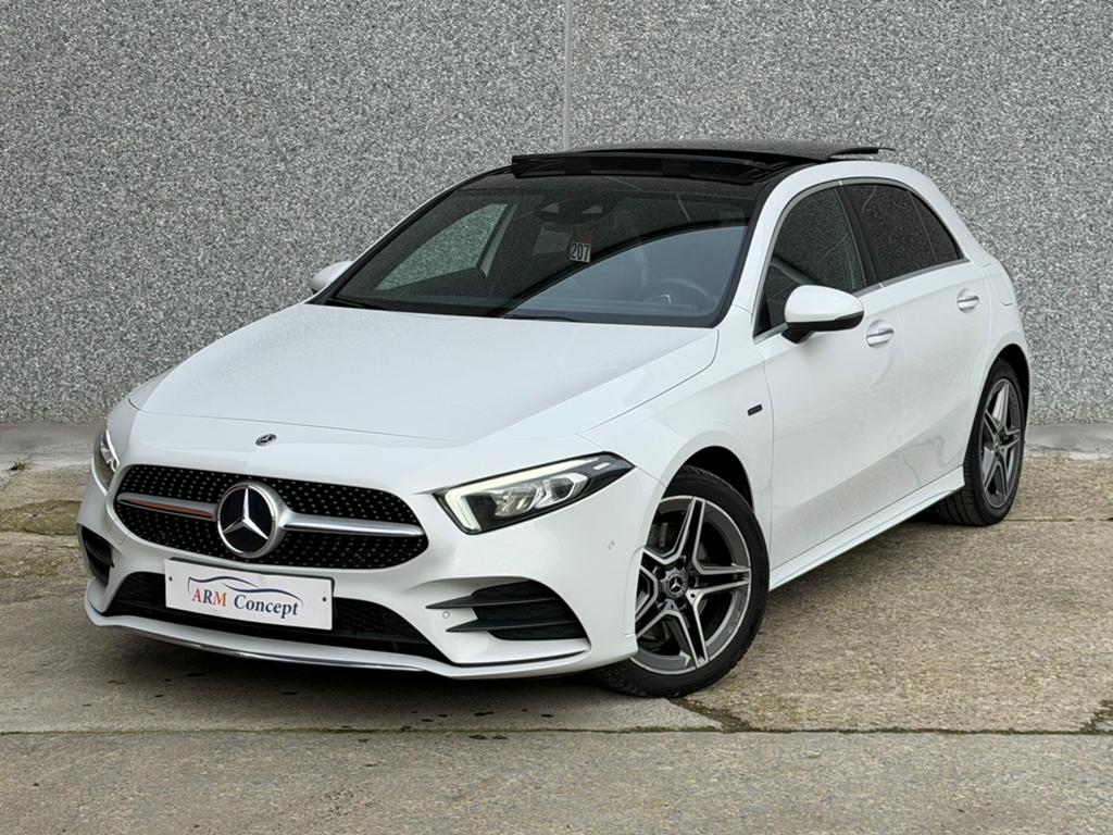 Mercedes-Benz A250e Hybride Pack AMG Pano/ Led/Cuir/Garantie, Auto's, Mercedes-Benz, Automaat, Euro 6, Wit, Bedrijf