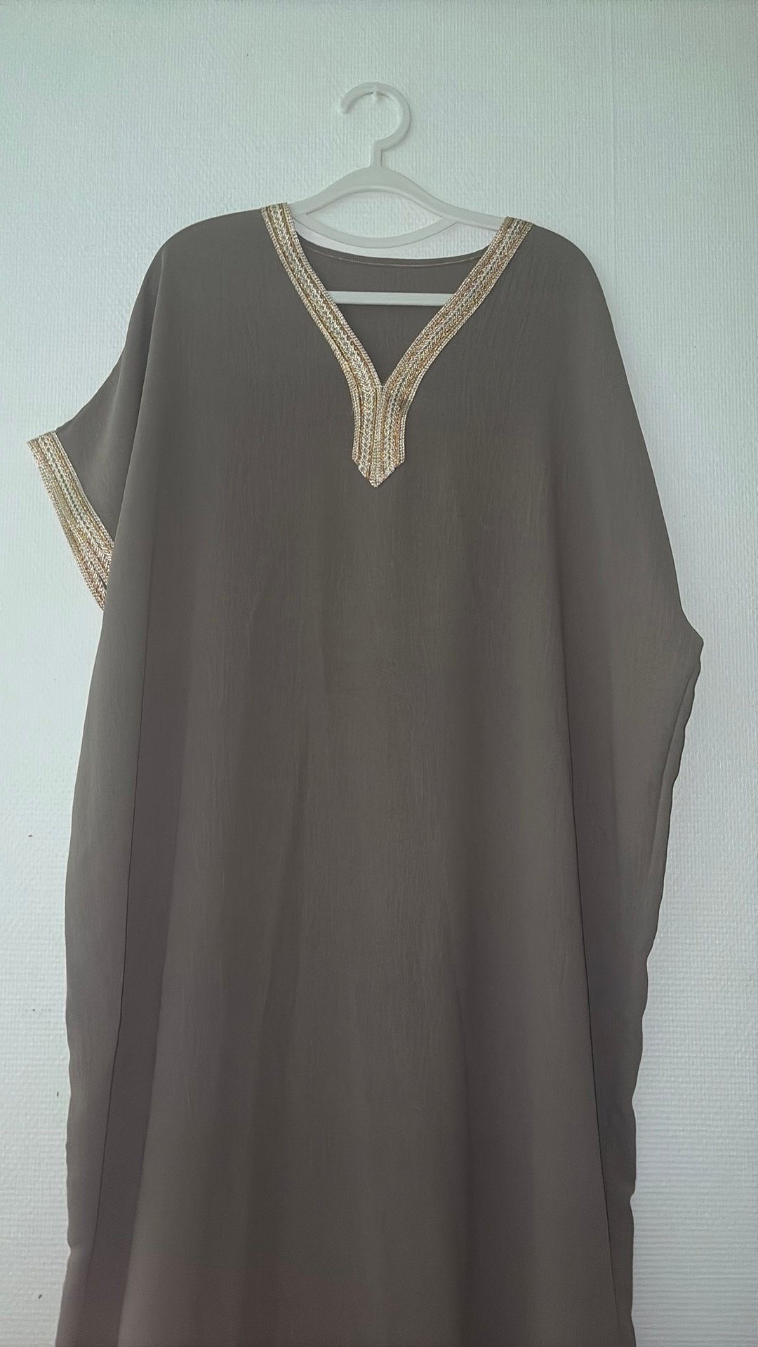 Robe élégante avec détails dorés, Neuf, Taille 38/40 (M), Autres types, Brun