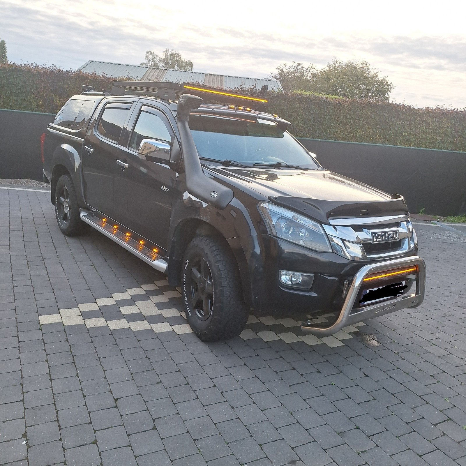 isuzu dmax 2.5l 4x4, Auto's, Automaat, 4 cilinders, Zwart, Dealer onderhouden