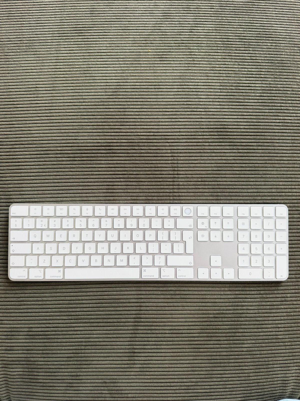 Magic Keyboard met Touch ID en numeriek toetsenblok, Computers en Software, Zo goed als nieuw, Draadloos, Qwerty, Draadloze ontvanger