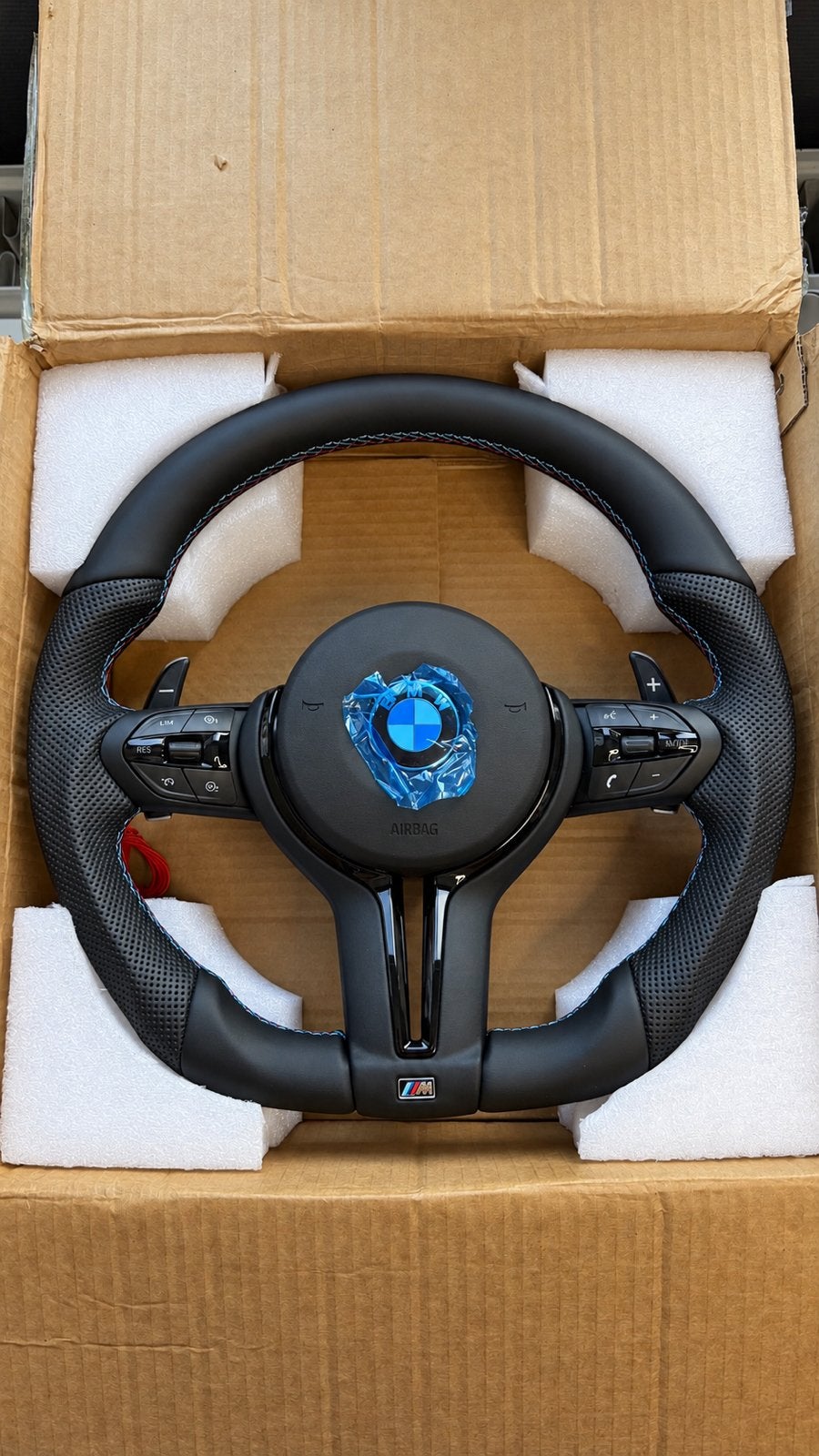 Volant BMW M Sport cuir perforé avec palettes au volant, Autos : Pièces & Accessoires, Enlèvement ou Envoi, BMW