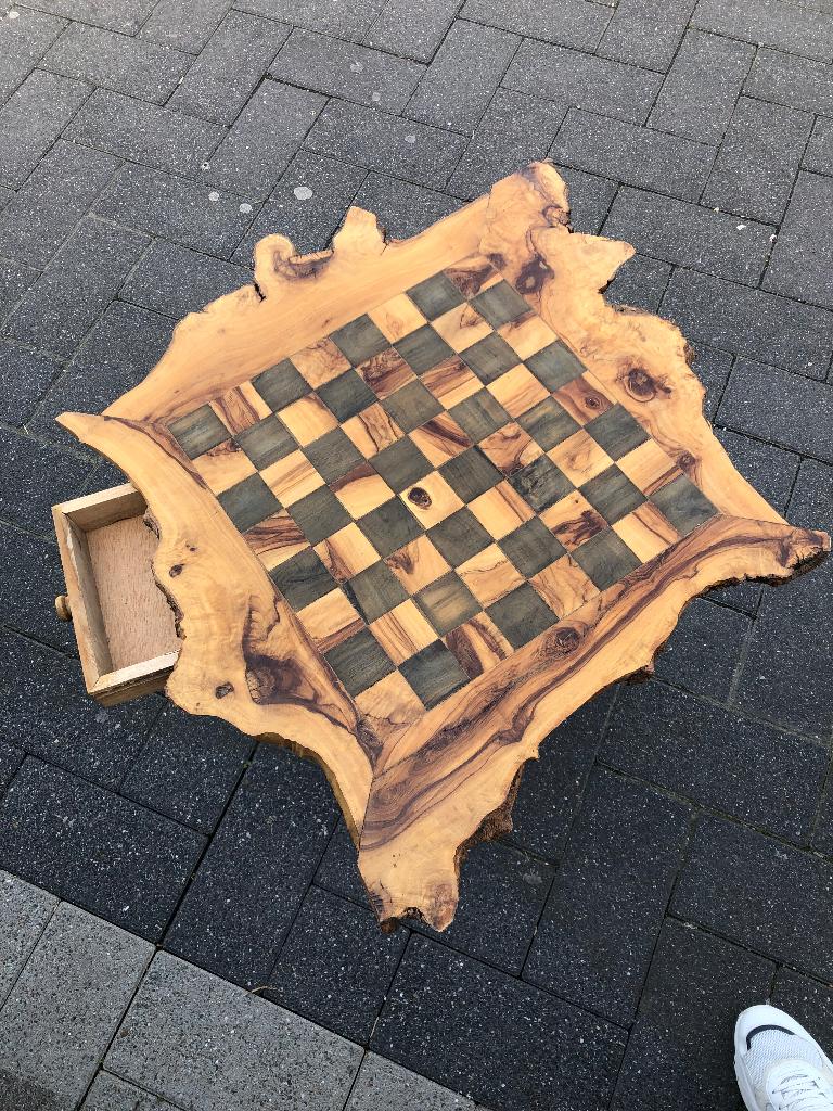 Table d’échecs, Antiquités & Art, Enlèvement