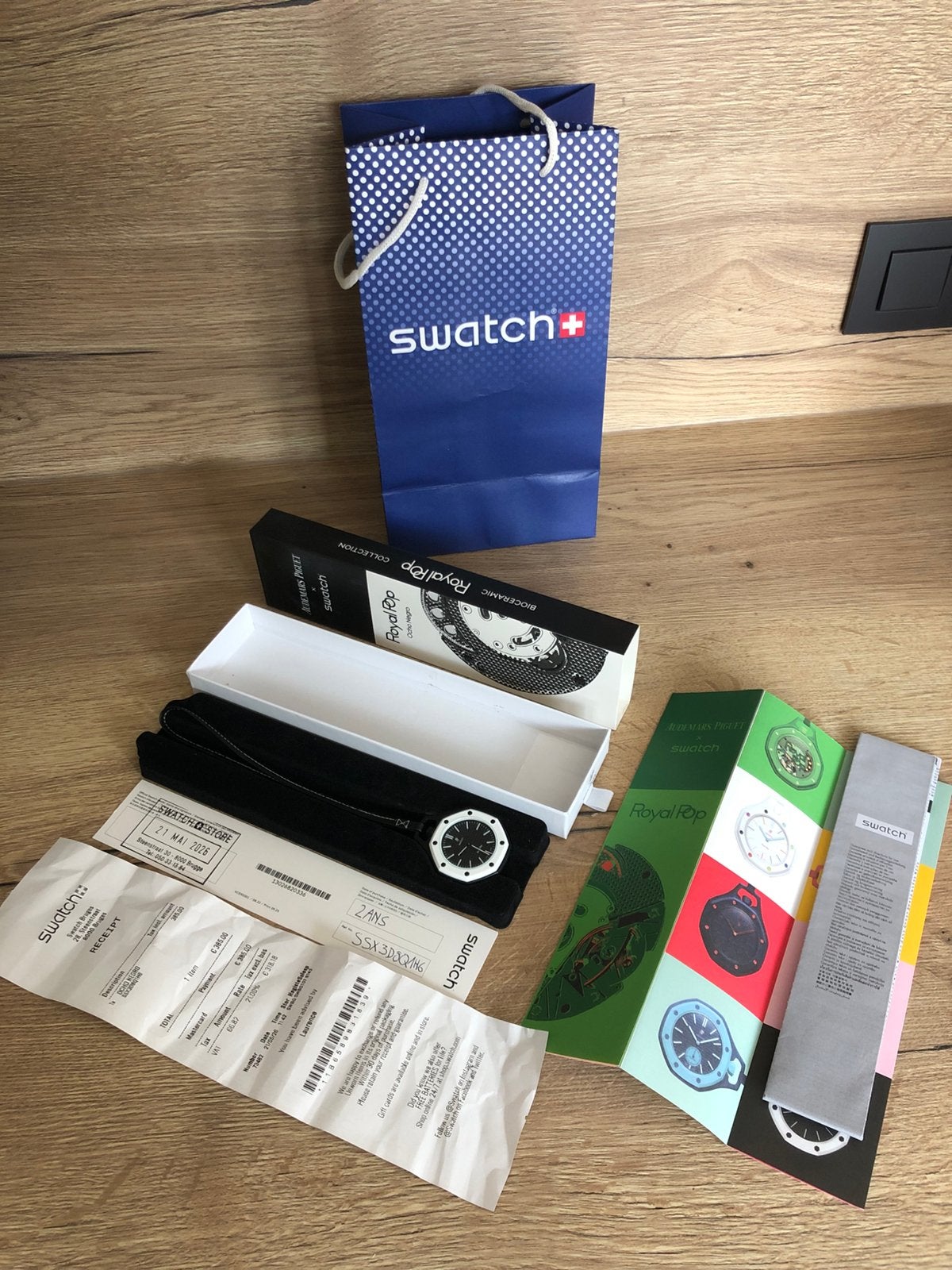 Swatch X AP Ocho Negro, Bijoux, Sacs & Beauté, Montres | Femmes, Enlèvement ou Envoi, Comme neuf, Montre de poche, Swatch