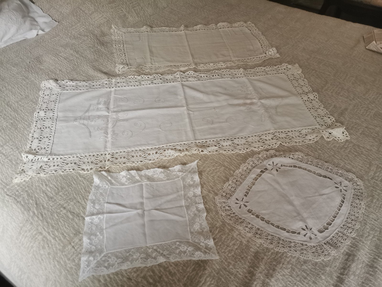 4 très anciennes casseroles avec broderies et dentelles, Enlèvement ou Envoi