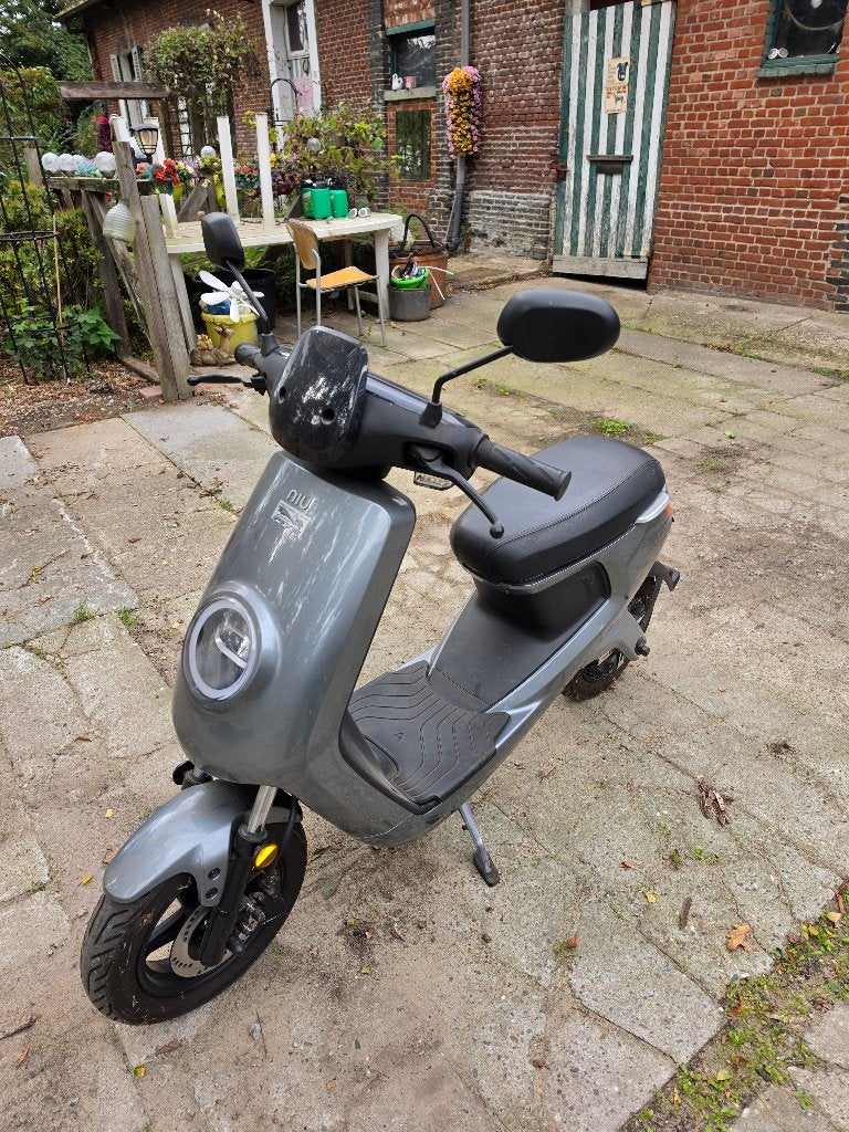 electrische scooter niu, Ophalen, Zo goed als nieuw, Overige typen, Overige merken