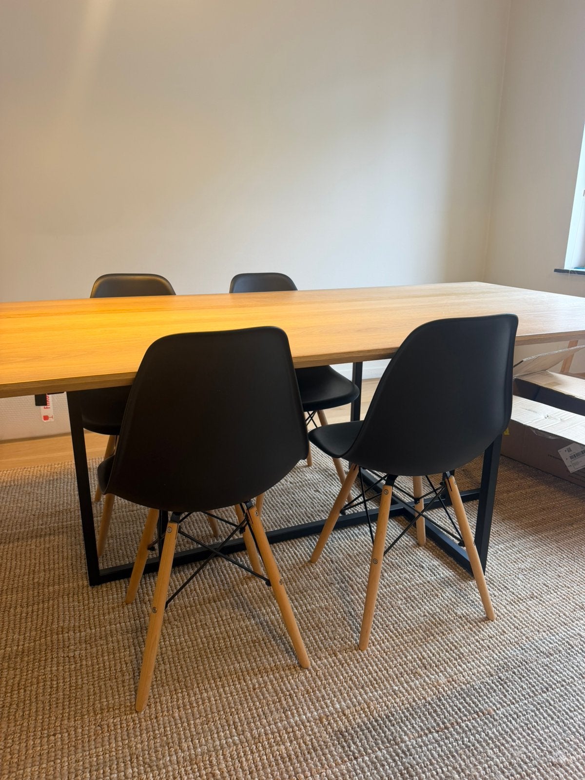 Lot de 4 chaises Eames de salle à manger noires, Enlèvement, Comme neuf, Synthétique
