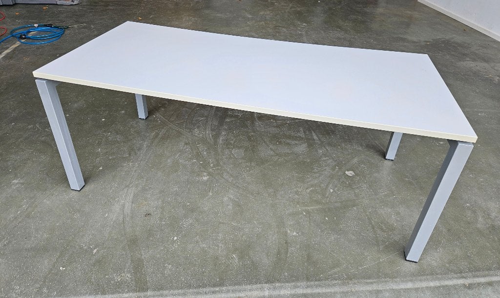 Bureau Table rectangulaire structure acier plateau mélaminé, Maison & Meubles, Bureaux, Autres marques, Autres types, Enlèvement ou Envoi