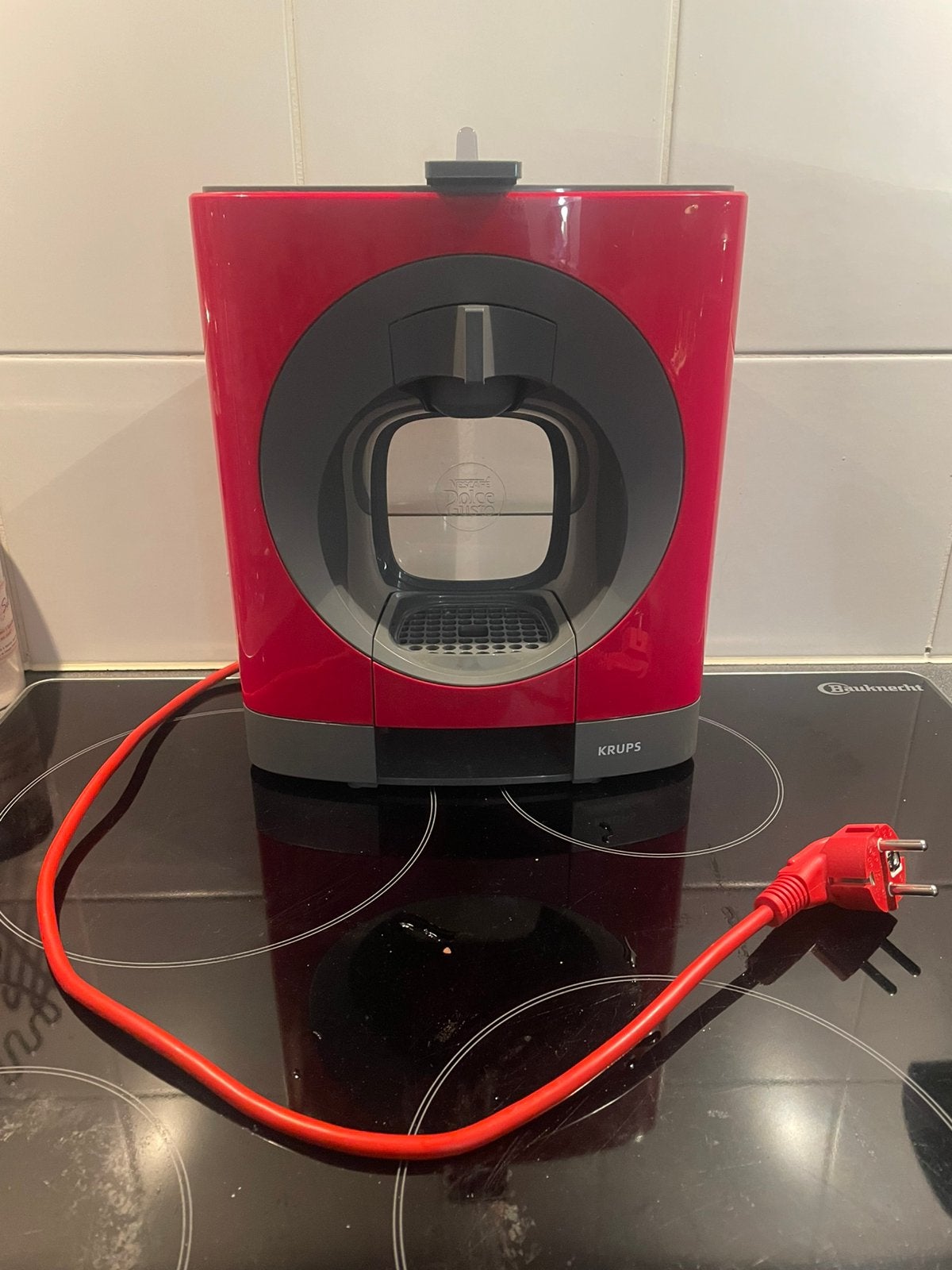 Machine Nescafé Dolce Gusto design rouge, Réservoir d'eau amovible, Dosettes et capsules de café, Utilisé, Enlèvement