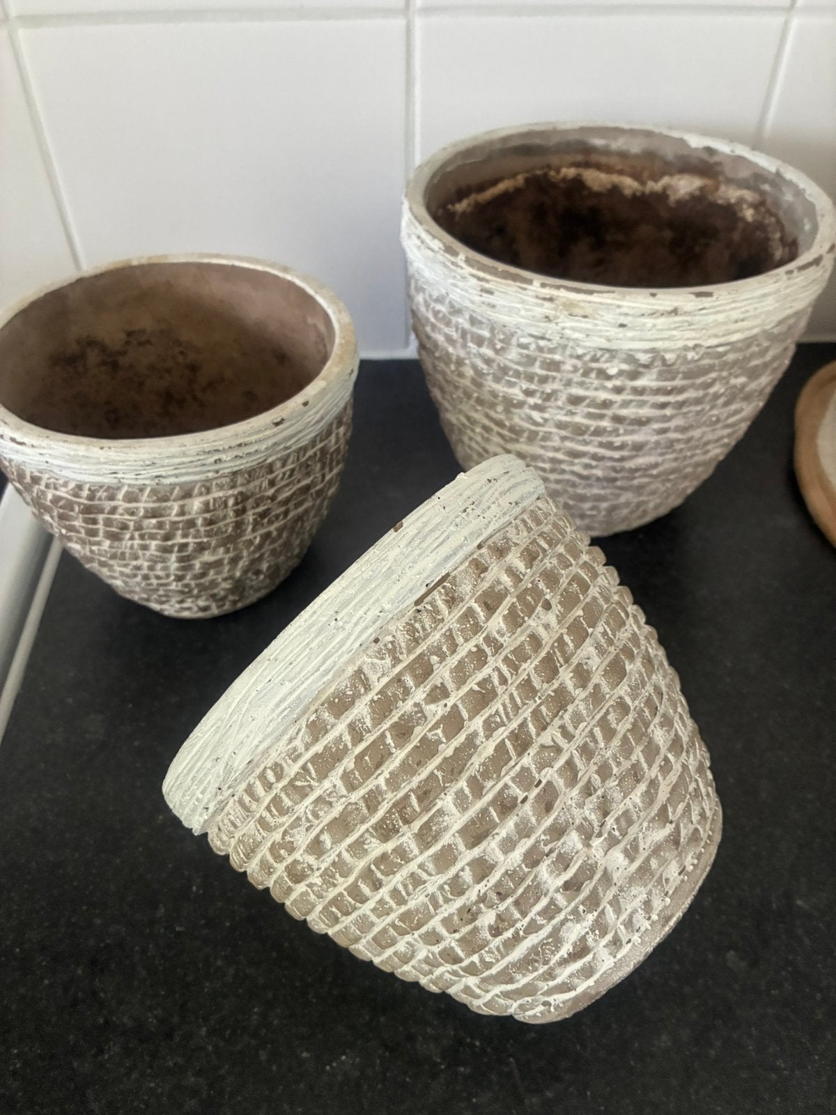 3 stenen bloempotten met reliëf taupe/wit, Ophalen, Gebruikt
