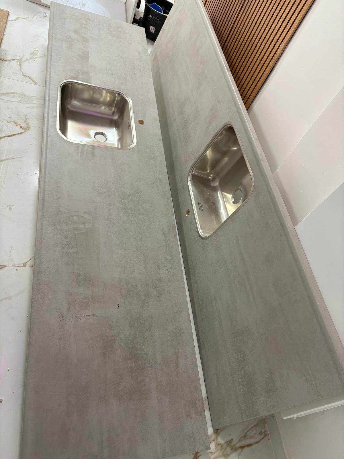 2 Grijze keukenbladen, Huis en Inrichting, Keuken | Keukenelementen, 200 cm of meer, Zo goed als nieuw, Grijs, 50 tot 100 cm