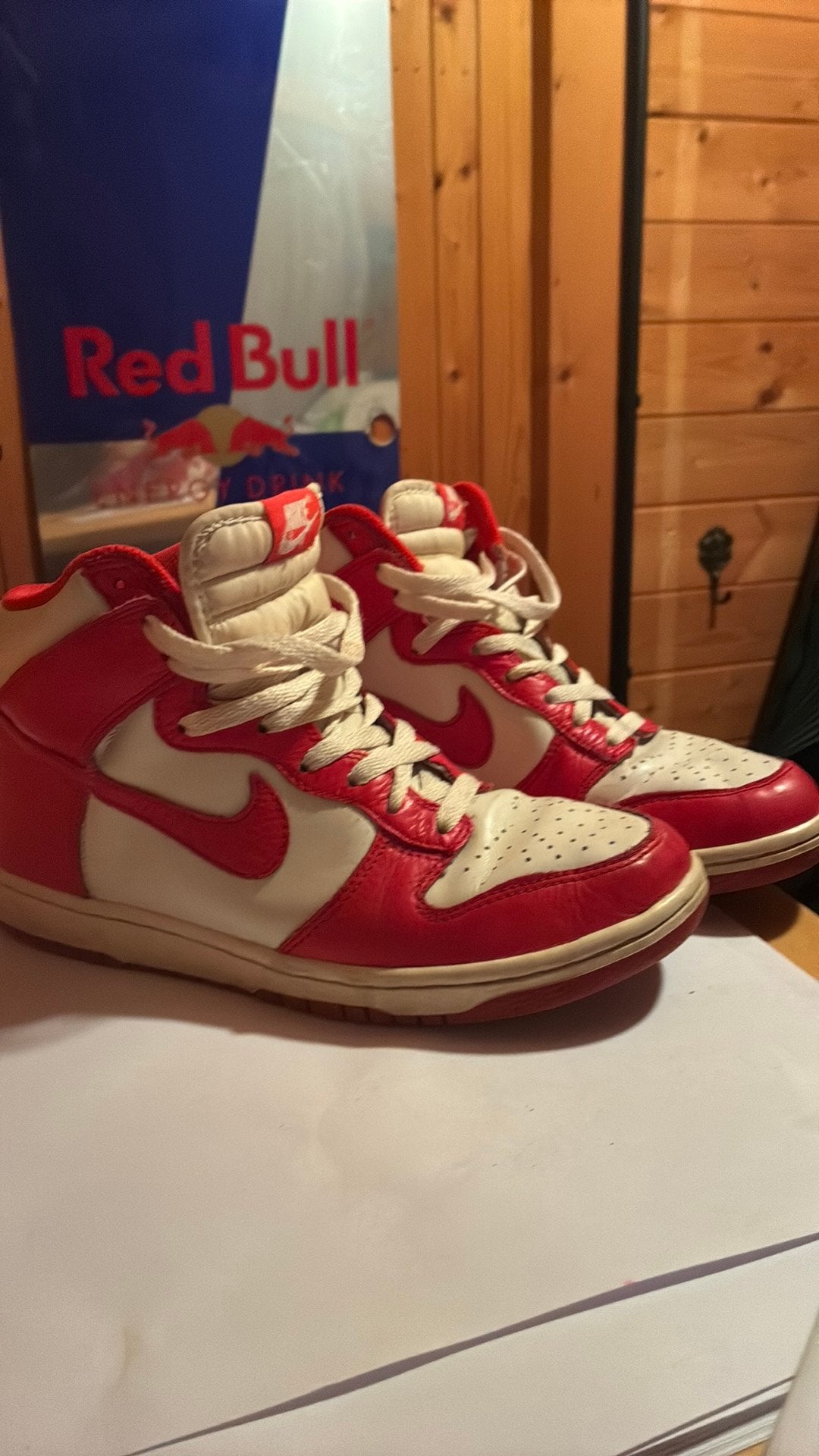 Nike dunk high rood 2011, Sport en Fitness, Basketbal, Ophalen, Zo goed als nieuw, Schoenen