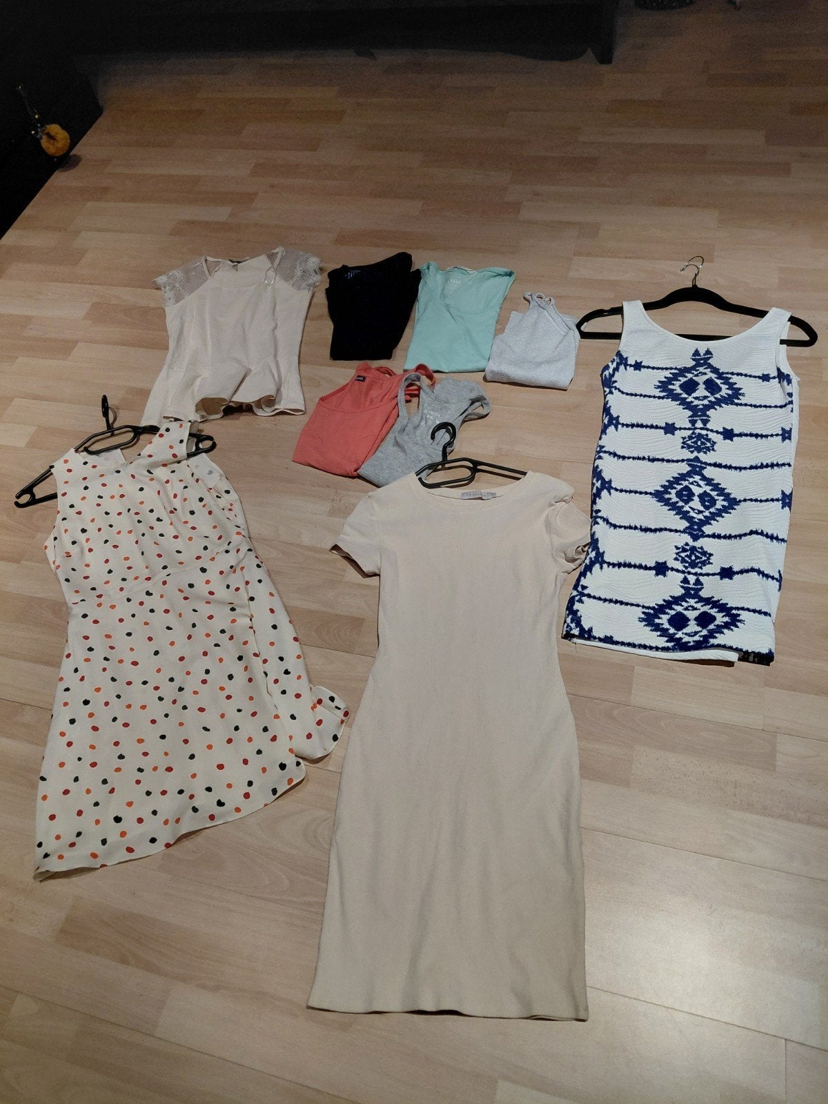 9 stuks xs in nieuwstaat.
6 t shirts en 3 jurkjes
15 euro vo, Ophalen of Verzenden