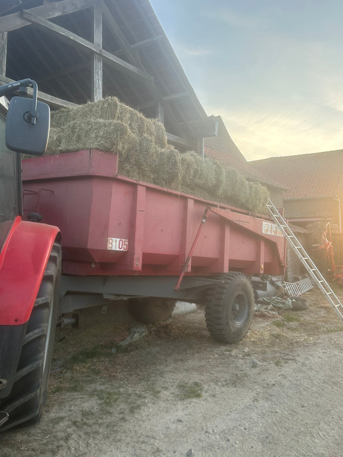 Kleine balen hooi te koop, Ophalen