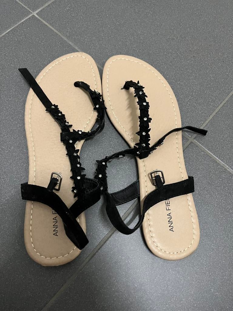 Zwarte sandalen met bloemetjes maat 41, Ophalen of Verzenden, Zo goed als nieuw, Slippers