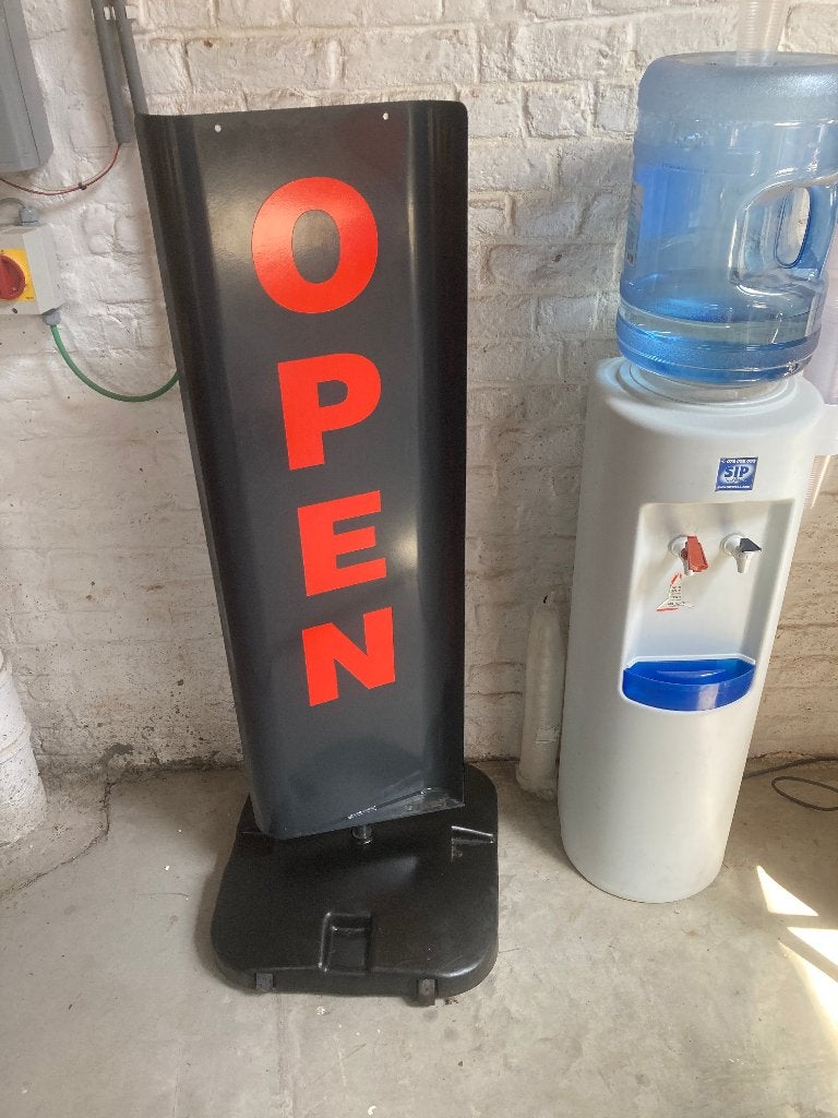 horeca 'open "'bord, Ophalen